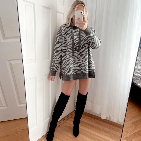 Zara Set - Animal Jacquard Wool and Alpaca Blend Sweatshirt & Pants - Picture 6 of 16